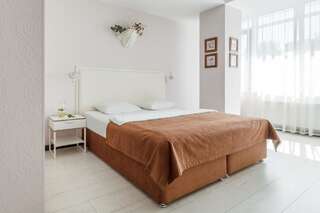 Гостиница Британика Краснодар Стандартный двухместный номер с 1 кроватью или 2 отдельными кроватями-9